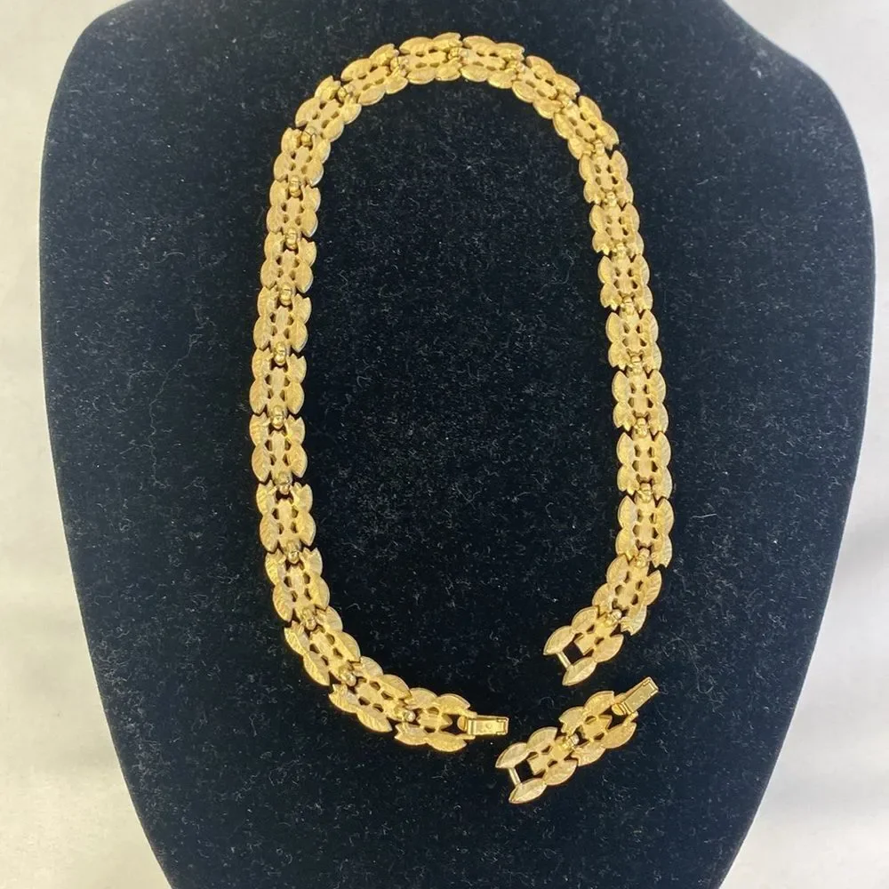 Vintage Gold 60’s Leaves Necklace.